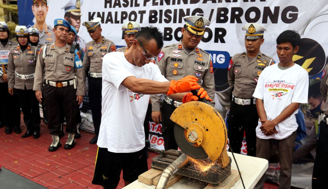 Petugas saat memusnahkan knalpot bising di Mako Polresta Bogor Kota, Kota Bogor, Jawa Barat, Jumat (10/2). Polisi mengamankan 563 knalpot bising. - JPNN.com