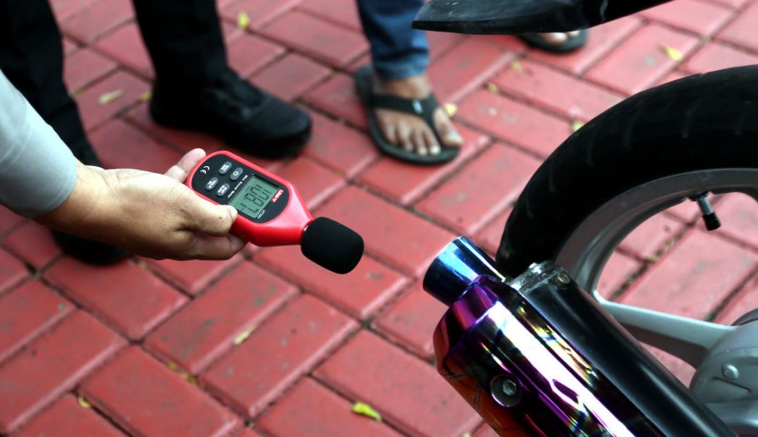 Petugas saat mengukur menggunakan sound level meter atau decibel (dB) meter pada rilis knalpot bising di Mako Polresta Bogor Kota, Kota Bogor, Jawa Barat, Jumat (10/2). - JPNN.com