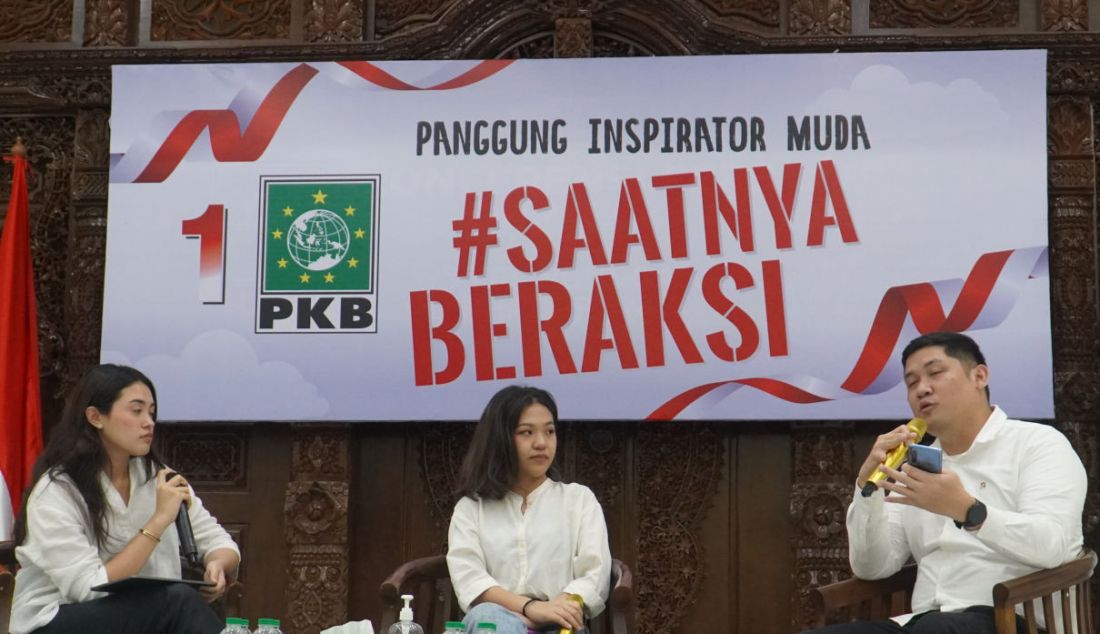 Jubir Milenial Partai Kebangkitan Bangsa (PKB) Nada Fuady (kiri), Aktivis Lingkungan Rafaela Xaviera (tengah), dan Jubir Milenial PKB Mikhael B Sinaga, hadir dalam diskusi Milenial PKB #Saatnya Beraksi di Kantor DPP PKB, Jakarta Pusat, Senin (13/2). DPP PKB menggelar Diskusi Milenial yang bertema 