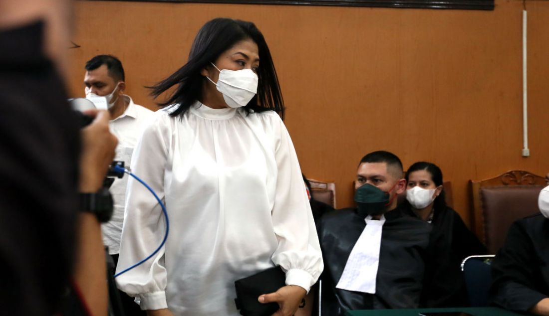 Putri Candrawathi yang menjadi terdakwa perkara pembunuhan berencana terhadap Nofriansyah Yosua Hutabarat (Brigadir J) menjalani persidangan beragendakan pembacaan vonis di Pengadilan Negeri Jakarta Selatan (PN Jaksel), Jakarta, Senin (13/2). Majelis hakim PN Jaksel yang diketuai Wahyu Iman Santosa menjatuhkan hukuman 20 tahun penjara kepada Putri Candrawathi yang dinyatakan terbukti bersalah ikut melakukan pembunuhan berencana. - JPNN.com