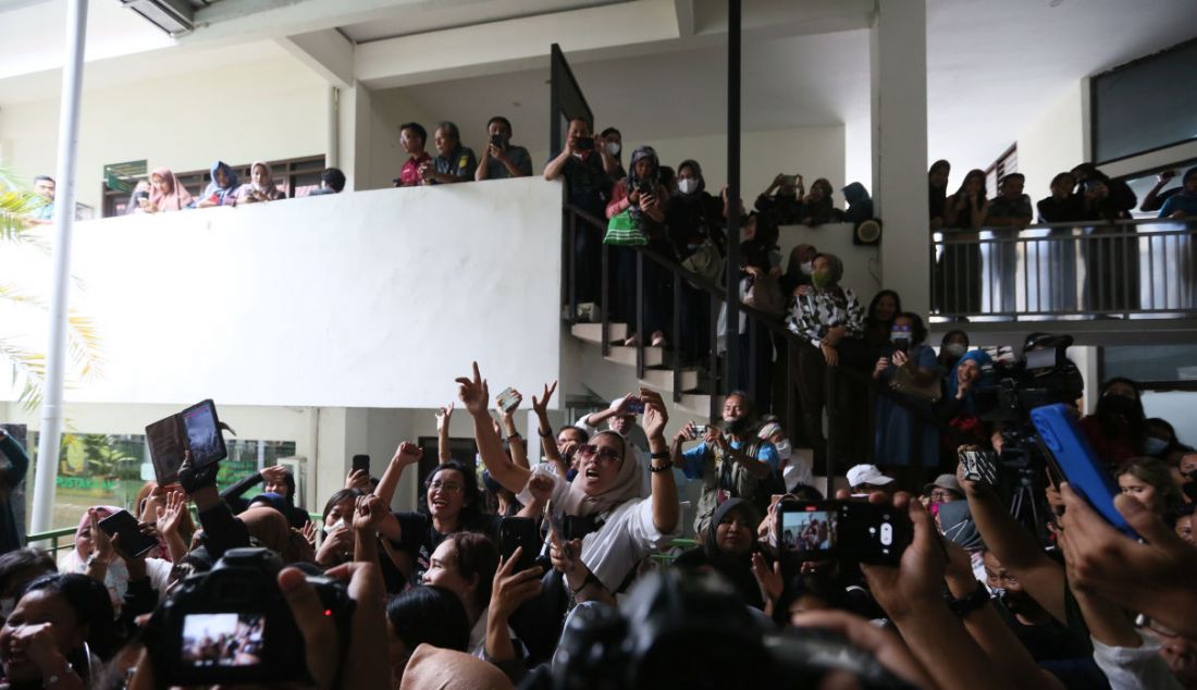 Pendukung Richard Eliezer meluapkan kegembiraan di Pengadilan Negeri Jakarta Selatan, Jakarta, Rabu (15/2). - JPNN.com