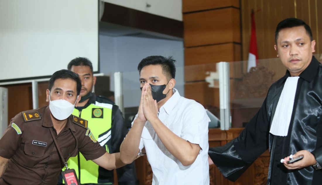 Terdakwa perkara pembunuhan berencana terhadap Nofriansyah Yosua Hutabarat (Brigadir J), Richard Eliezer alias Bharada E, sebelum menjalani persidangan beragendakan pembacaan putusan di Pengadilan Negeri Jakarta Selatan (PN Jaksel), Rabu (15/2). Majelis hakim menjatuhkan hukuman satu tahun dan enam bulan penjara kepada Richard Eliezer. Foto: Ricardo/JPNN.com - JPNN.com