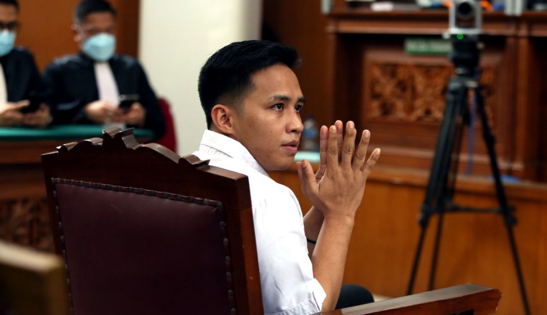 Terdakwa kasus pembunuhan berencana Nofriansyah Yosua Hutabarat, Richard Eliezer saat mengikuti sidang putusan di Pengadilan Negeri Jakarta Selatan, Jakarta, Rabu (15/2). Richard Eliezer divonis satu tahun dan enam bulan penjara. - JPNN.com