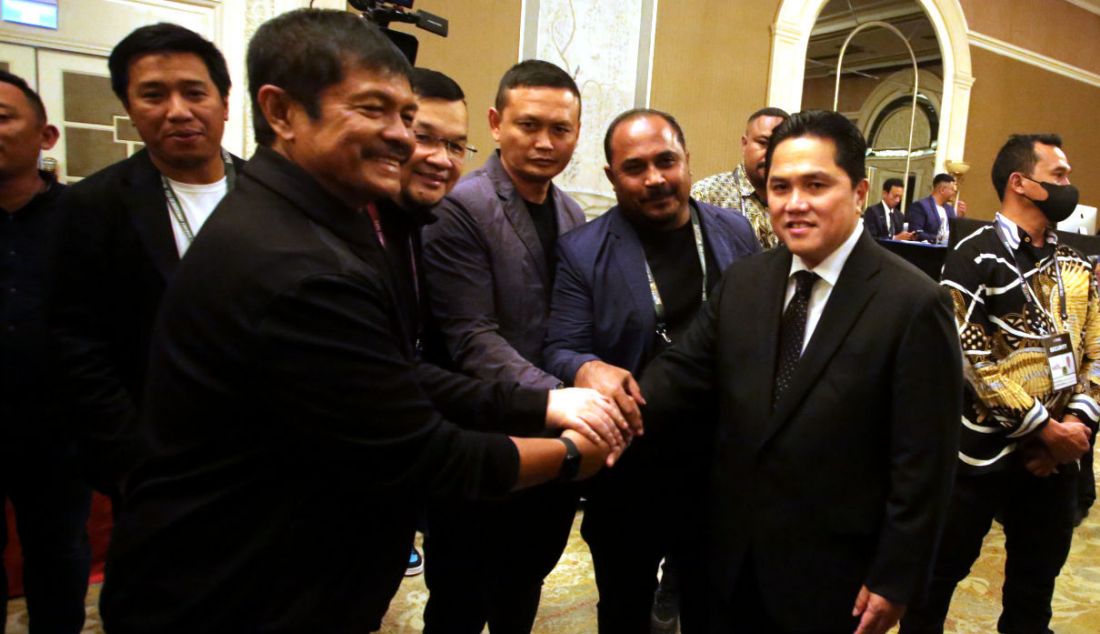 Ketum PSSI Erick Thohir bersalaman dengan Indra Sjafri dan sejumlah mantan pemain Timnas Indonesia seusai Kongres Luar Biasa PSSI, Jakarta, Kamis (16/2). - JPNN.com