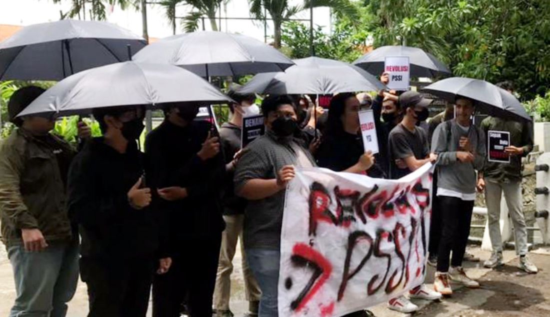 Suporter di Kota Surabaya yang tergabung dalam Gerakan Sepak Bola untuk Rakyat (GSR) melakukan Aksi Menolak Lupa Tragedi Kanjuruhan di depan kantor KONI Kota Surabaya, Kamis (16/2). Peserta aksi mengucapkan selamat kepada Erick Thohir yang terpilih jadi ketua umum PSSI periode 2023-2027, mereka berharap kepada mantan bos Inter Milan itu mampu benahi sepak bola Indonesia dan kasus tragedi yang menewaskan 135 nyawa segera dituntaskan dan memberikan rasa keadilan bagi korban dan keluarganya. - JPNN.com