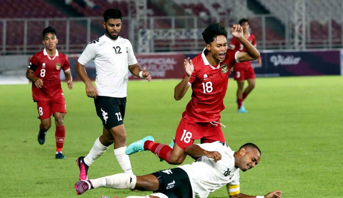 Pesepak bola Tim Nasional U-20 Indonesia Alfriyanto Nico Saputro (18) dalam pertandingan uji coba melawan Fiji di Stadion Utama Gelora Bung Karno (SUGBK), Senayan, Jakarta, Jumat (17/2). - JPNN.com