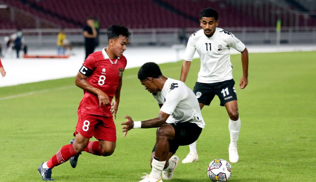 Pesepak bola Tim Nasional U-20 Indonesia Arkhan Fikri (8) dalam pertandingan uji coba melawan Fiji di Stadion Utama Gelora Bung Karno (SUGBK), Senayan, Jakarta, Jumat (17/2). - JPNN.com