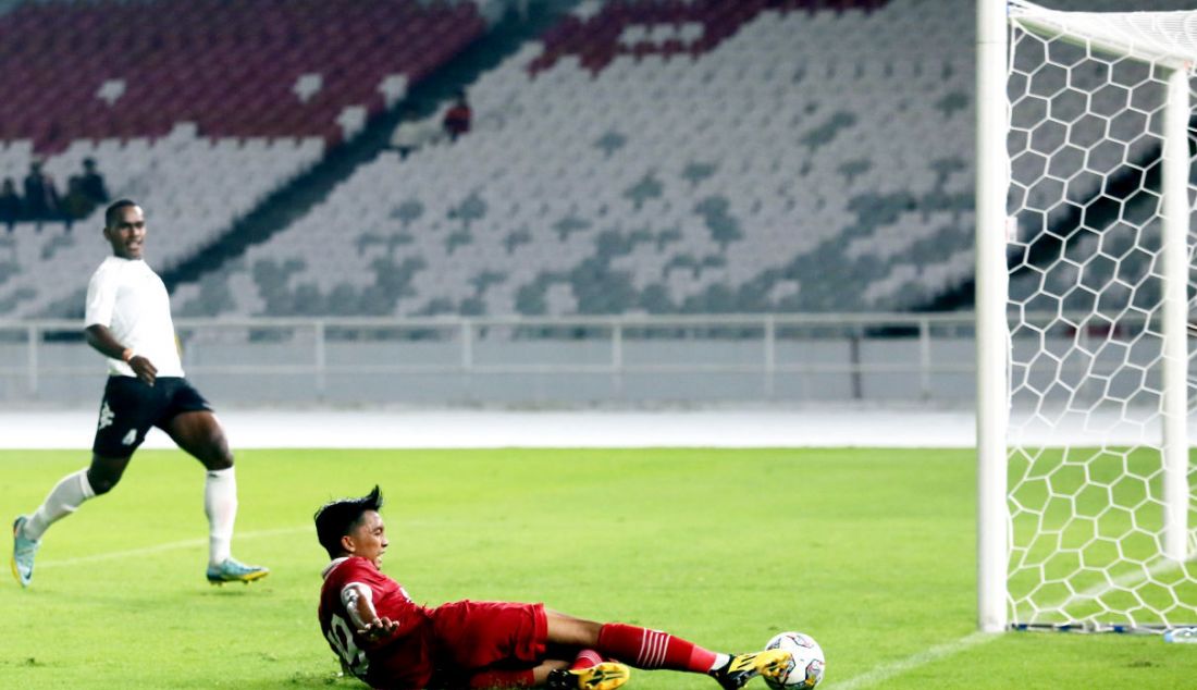 Pesepak bola Tim Nasional U-20 Indonesia Rabanni Tasnim Siddiq (19) dalam pertandingan uji coba melawan Fiji di Stadion Utama Gelora Bung Karno (SUGBK), Senayan, Jakarta, Jumat (17/2). - JPNN.com