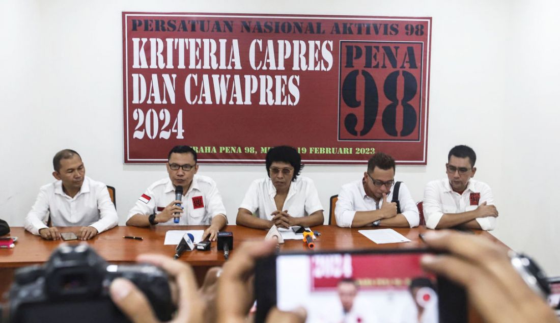 Politikus PDI Perjuangan Adian Napitupulu foto bersama dengan Presidium Nasional PENA 98 saat meresmikan Graha PENA 98 di kawasan HOS Cokroaminoto, Jakarta, Minggu (19/2). - JPNN.com