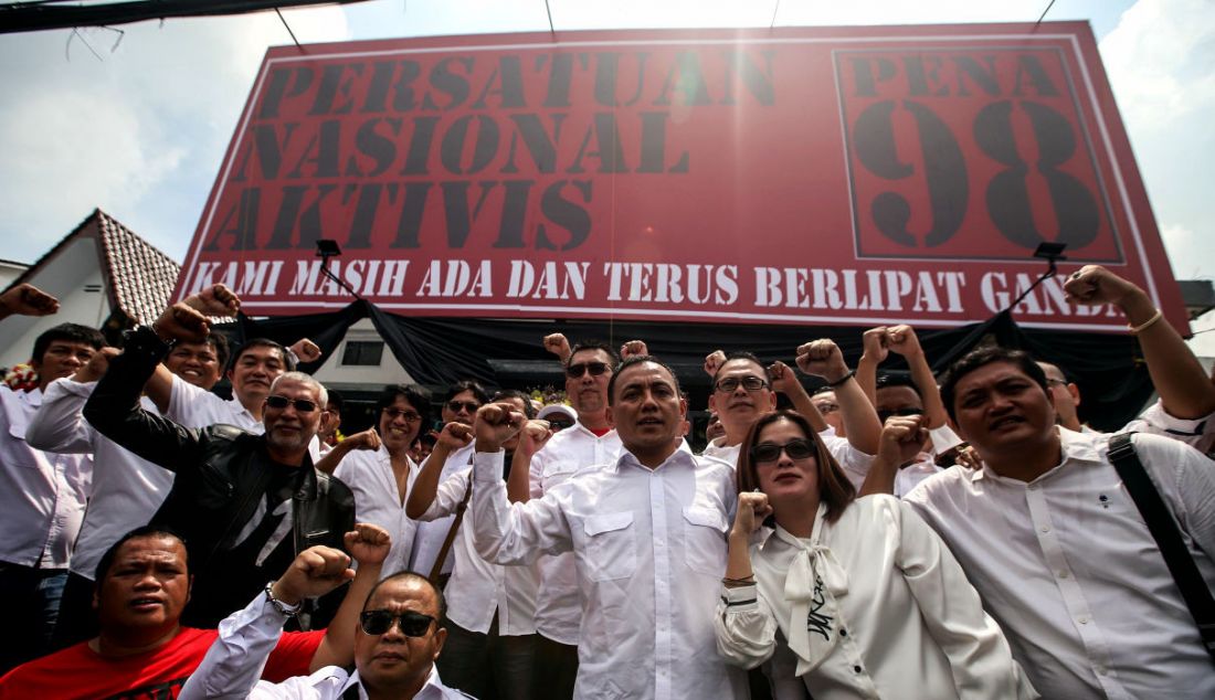 Politikus PDI Perjuangan Adian Napitupulu foto bersama dengan Presidium Nasional PENA 98 saat meresmikan Graha PENA 98 di kawasan HOS Cokroaminoto, Jakarta, Minggu (19/2). - JPNN.com