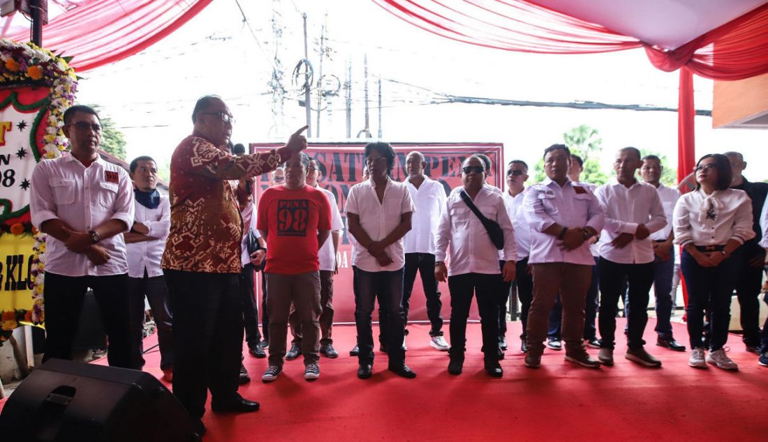 Politikus PDI Perjuangan Sidarto Danusubroto memberikan arahan kepada Presidium Nasional PENA 98 saat meresmikan Graha PENA 98 di kawasan HOS Cokroaminoto, Jakarta, Minggu (19/2). - JPNN.com