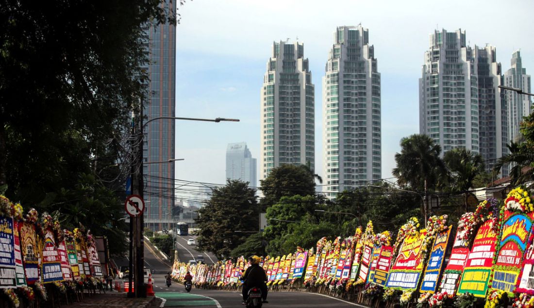 Ribuan papan karangan bunga ucapan selamat berjejer di sepanjang Jalan HOS Cokroaminoto hingga HR Rasuna Said, Kuningan, Jakarta, Minggu (19/2). Hiasan papan karangan bunga yang dikirim oleh Presiden Joko Widodo, Ketua Umum PDI Perjuangan, sejumlah menteri dan kepala daerah, pimpinan perusahaan BUMN, dan perusahaan swasta ini diberikan sebagai bentuk dukungan sekaligus simbol harapan Indonesia ke depan damai dan saling menghormati. - JPNN.com