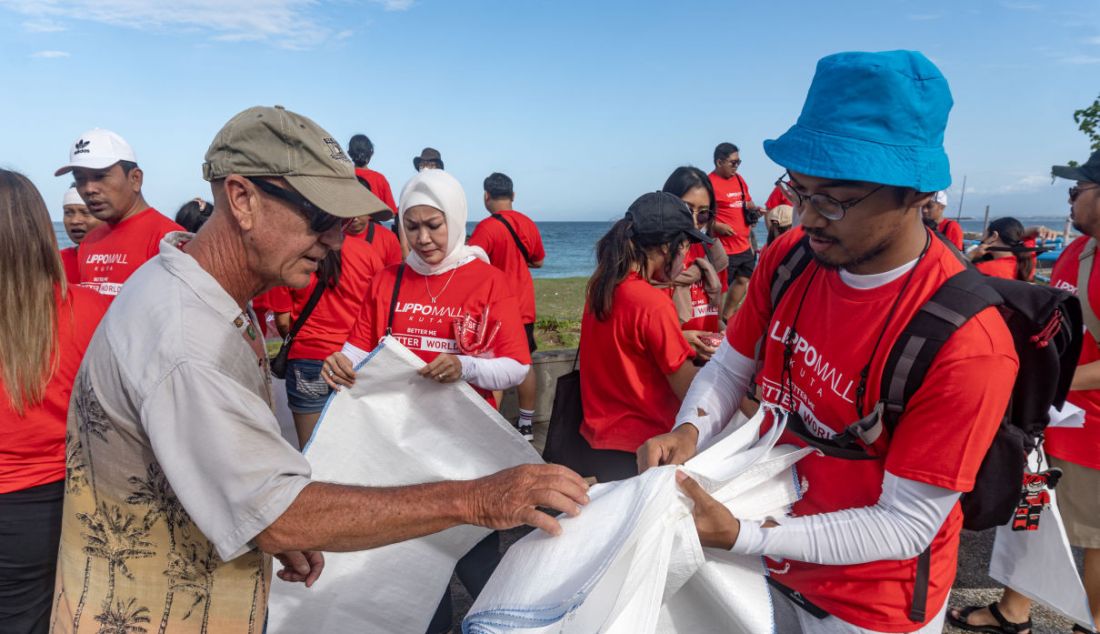 Sejumlah sukarelawan melakukan bersih-bersih di Pantai Jerman, Kuta Bali, Minggu (19/2). Dalam rangka Bali’s Biggest Clean Up, Lippo Malls menerapkan pemisahan tempat sampah untuk kertas, plastik, sampah organik, dan sampah non-recycleable di hampir seluruh mal untuk mendukung kegiatan daur ulang dan pengurangan pembuangan sampah ke TPA. - JPNN.com