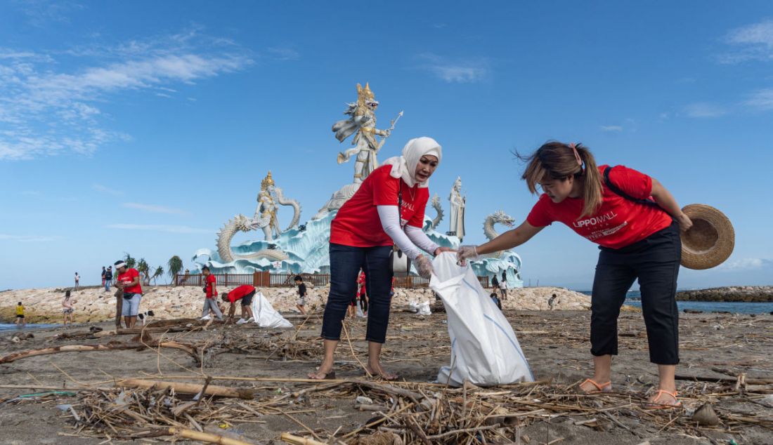 Sejumlah sukarelawan melakukan bersih-bersih di Pantai Jerman, Kuta Bali, Minggu (19/2). Dalam rangka Bali’s Biggest Clean Up, Lippo Malls menerapkan pemisahan tempat sampah untuk kertas, plastik, sampah organik, dan sampah non-recycleable di hampir seluruh mal untuk mendukung kegiatan daur ulang dan pengurangan pembuangan sampah ke TPA. - JPNN.com