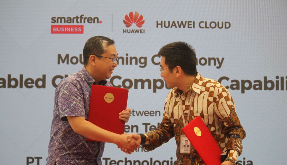 CEO Smartfren Business, Alim Gunadi, bersama Zhang Penghui, CEO Huawei Cloud, Zhang Penghui, usai menandatangani nota kerjasama di Jakarta, Senin (20/2). Smartfren Business berkolaborasi dengan Huawei Cloud untuk mempercepat pertumbuhan layanan digital berbasis cloud dan memacu digitalisasi di Indonesia. - JPNN.com