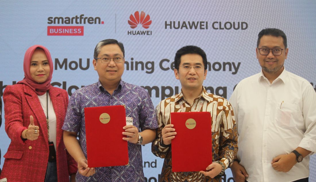 kiri: VP Enterprise Sales Smartfren Business Noer Tattu Supanery, CEO Smartfren Business Alim Gunadi, CEO Huawei Cloud Zhang Penghui dan VP Delivery and Assurance Smartfren Business Wisnu Utomo dalam acara penandatanganan kerjasama Jakarta, Senin (20/2). Smartfren Business berkolaborasi dengan Huawei Cloud untuk mempercepat pertumbuhan layanan digital berbasis cloud dan memacu digitalisasi di Indonesia. - JPNN.com