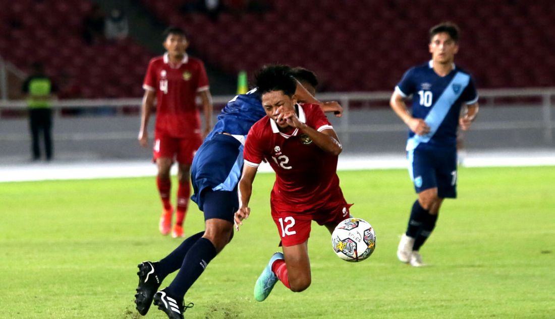 Pesepak bola Tim Nasional U-20 Indonesia Achmad Maulana Syarif (12) dalam pertandingan uji coba internasional U-20 antara Indonesia melawan Guatemala di Stadion Utama Gelora Bung Karno (SUGBK), Senayan, Jakarta, Selasa (21/2). Indonesia kalah atas Guatemala dengan skor 0-1. - JPNN.com