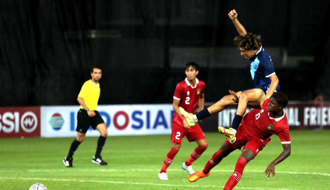 Pesepak bola Tim Nasional U-20 Indonesia Hugo Samir (10) dalam pertandingan uji coba internasional U-20 antara Indonesia melawan Guatemala di Stadion Utama Gelora Bung Karno (SUGBK), Senayan, Jakarta, Selasa (21/2). Indonesia kalah atas Guatemala dengan skor 0-1. - JPNN.com