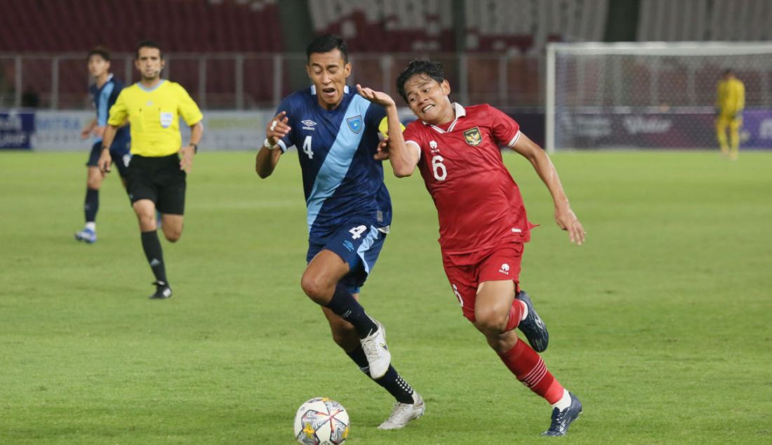 Pesepak bola Tim Nasional U-20 Indonesia Zanadin Fariz (6) dalam pertandingan uji coba internasional U-20 antara Indonesia melawan Guatemala di Stadion Utama Gelora Bung Karno (SUGBK), Senayan, Jakarta, Selasa (21/2). Indonesia kalah atas Guatemala dengan skor 0-1. - JPNN.com