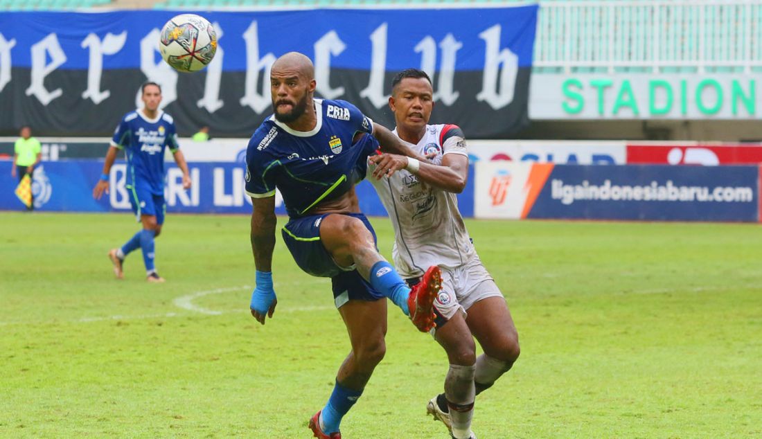 Penyerang Persib Bandung David da Silva (biru) mendapat pengawalan dari bek Arema FC Joko Susilo dalam pertandingan Liga 1 di Stadion Pakansari, Kabupaten Bogor, Jawa Barat, Kamis (23/2). Persib Bandung mengalahkan Arema FC 1-0. - JPNN.com