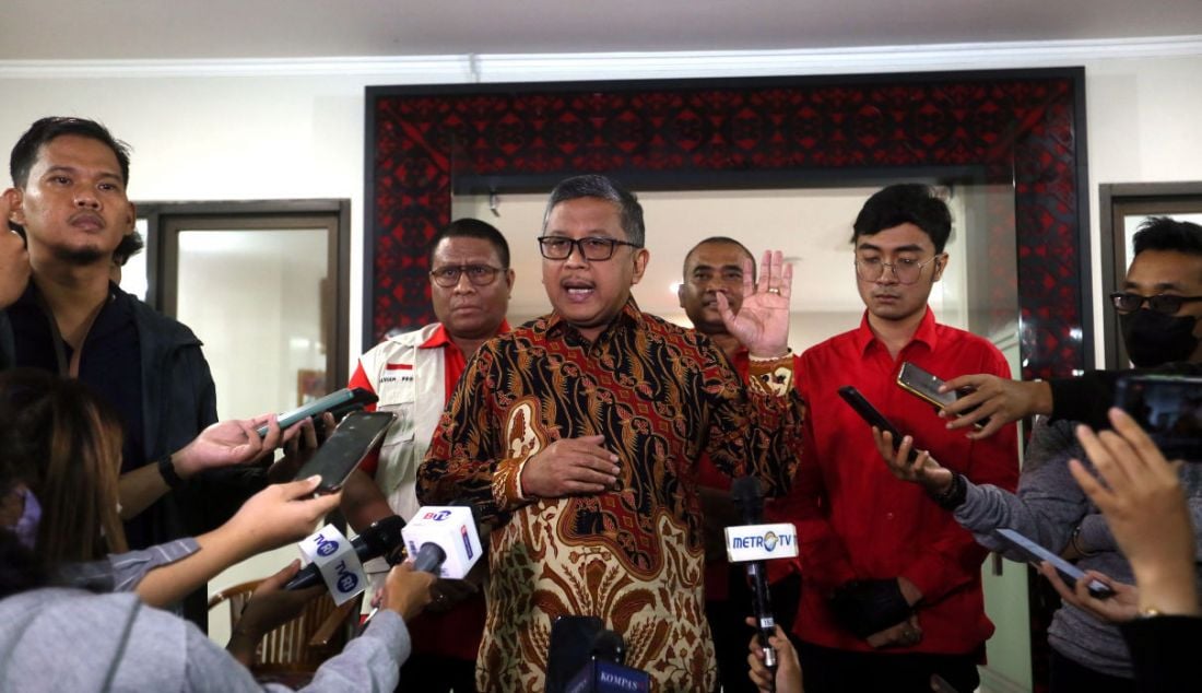 Sekjen PDI Perjuangan Hasto Kristiyanto seusai menjadi pembicara dalam Seminar Nasional di Sekolah Partai PDIP, Jakarta, Kamis (2/3). Seminar tersebut bertajuk 