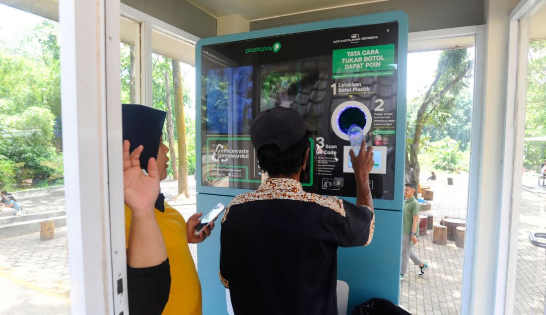 Warga melakukan penukaran sampah botol plastik pada Reverse Vending Machine (RVM) di kantin Kampus Vokasi UI, Depok, Jawa Barat, Selasa (7/3). - JPNN.com