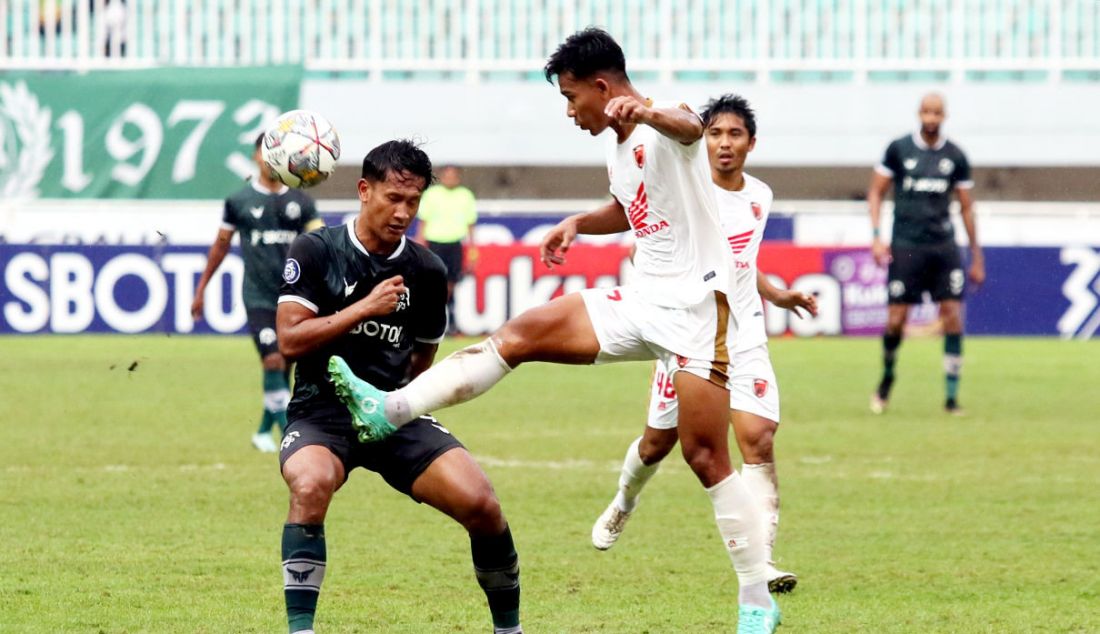 Pemain PSM Makassar Agung Mannan (putih) menghalau bola dalam kompetisi BRI Liga 1 2022-2023 antara Persikabo 1973 melawan PSM Makassar di Stadion Pakansari, Kabupaten Bogor, Jawa Barat, Kamis (9/3). Persikabo 1973 kalah atas PSM Makassar dengan skor 0-1. - JPNN.com