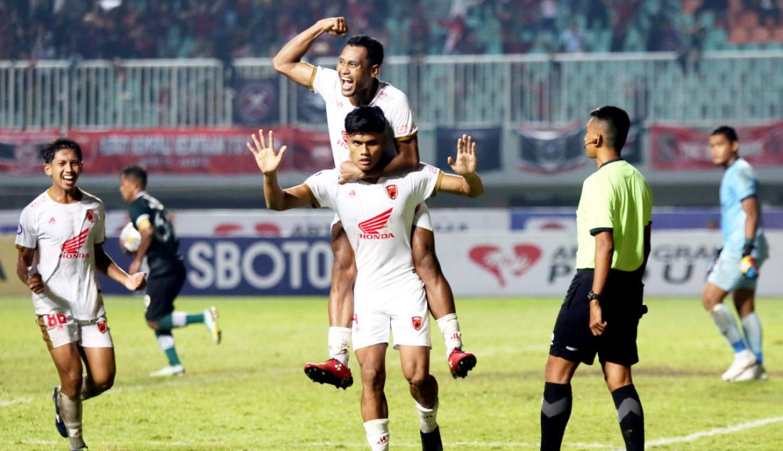 Pemain PSM Makassar M Ramadhan Sananta melakukan selebrasi seusai mencetak gol ke gawang Persikabo 1973 dalam kompetisi BRI Liga 1 2022-2023 antara Persikabo 1973 melawan PSM Makassar di Stadion Pakansari, Kabupaten Bogor, Jawa Barat, Kamis (9/3). Persikabo 1973 kalah atas PSM Makassar dengan skor 0-1. - JPNN.com