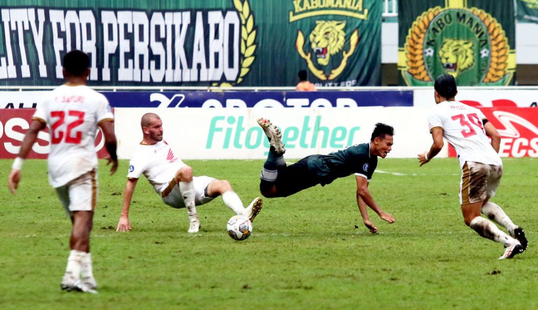 Pemain PSM Makassar Willem Jan Pluim (putih) menjatuhkan pemain Persikabo 1973 Andy Setyo Nugroho dalam kompetisi BRI Liga 1 2022-2023 antara Persikabo 1973 melawan PSM Makassar di Stadion Pakansari, Kabupaten Bogor, Jawa Barat, Kamis (9/3). Persikabo 1973 kalah atas PSM Makassar dengan skor 0-1. - JPNN.com