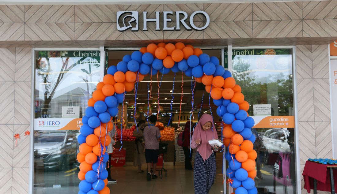 Pengunjung di Hero Supermarket, Kota Wisata, Cibubur, Jakarta, Kamis (9/3). PT Hero Supermarket Tbk (HERO Group) mempersembahkan konsep dan tampilan baru untuk gerai Hero Supermarket di Kota Wisata, Cibubur dengan tema Hero Family-Friendly Store. - JPNN.com