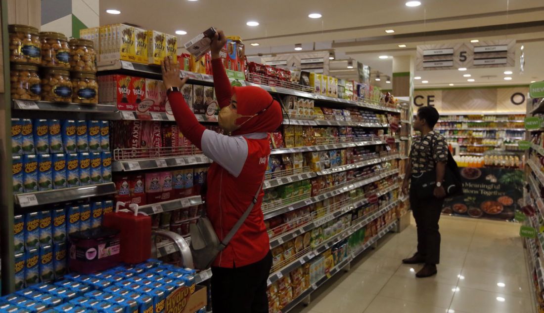Pramuniaga saat menatata barang di Hero Supermarket, Kota Wisata, Cibubur, Jakarta, Kamis (9/3). - JPNN.com