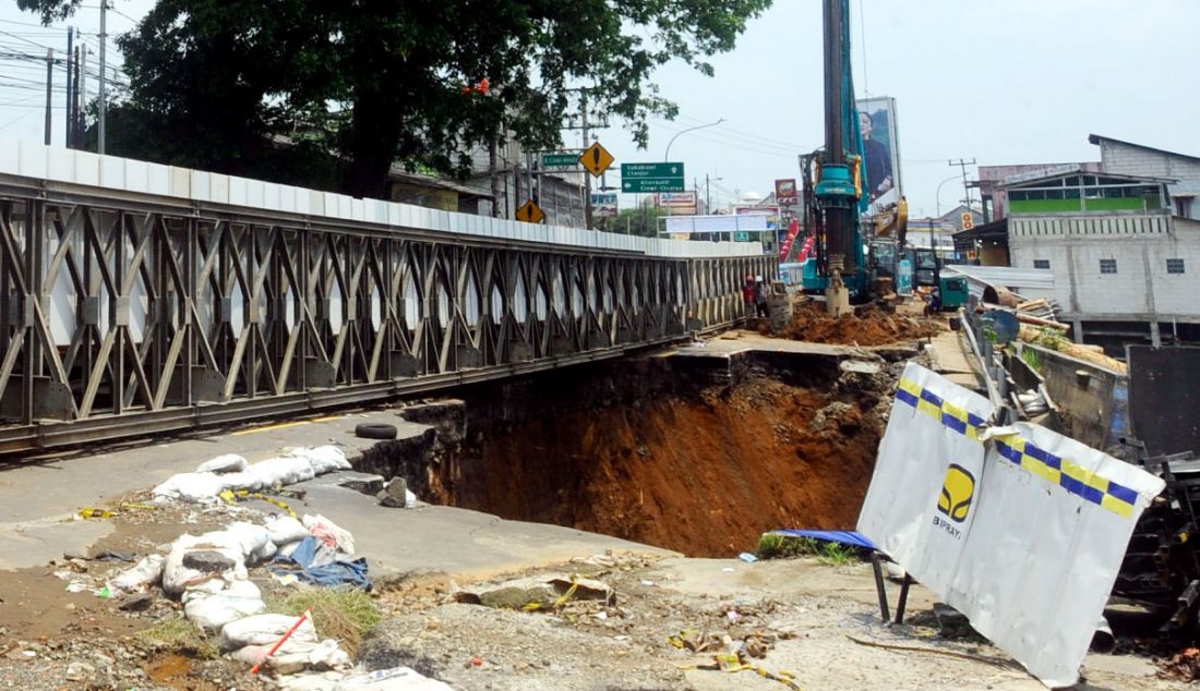 Jembatan darurat (bailey) di Cikereteg jalan nasional Sukabumi - Bogor di Bogor, Jawa Barat, Selasa (14/3). Jembatan sepanjang 69 meter itu dibuka satu jalur khusus bagi sepeda motor dan kedaraan kecil roda empat, pascalongsor 2 pekan lalu. - JPNN.com
