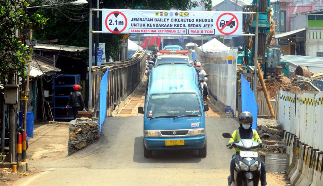 Pengendara bermotor melewati jembatan darurat (bailey) di Cikereteg jalan nasional Sukabumi - Bogor di Bogor, Jawa Barat, Selasa (14/3). - JPNN.com