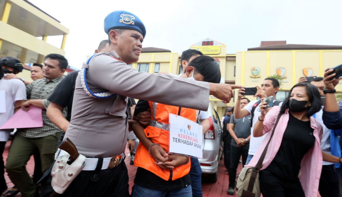 Petugas menggiring pelaku saat rilis kasus pembacokan pelajar di lampu merah Pomad Bogor Utara di Mako Polresta Bogor Kota, Kota Bogor, Selasa (14/3). - JPNN.com