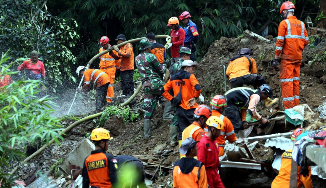 Tim SAR mencari korban hilang akibat longsor tebing di jalur perlintasan Kereta Api (KA) Bogor-Sukabumi di Kampung Sirnasari, Kelurahan Empang, Kota Bogor, Rabu (15/3). Dua orang ditemukan meninggal dunia dan empat orang lainnya masih hilang, Longsor juga menimpa lima rumah warga. - JPNN.com