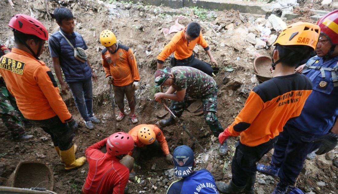 Tim SAR mencari korban hilang akibat longsor tebing di jalur perlintasan Kereta Api (KA) Bogor-Sukabumi di Kampung Sirnasari, Kelurahan Empang, Kota Bogor, Rabu (15/3). - JPNN.com