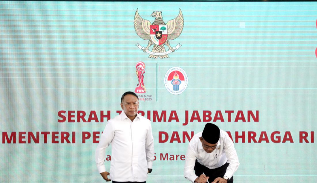 Plt Menpora Muhadjir Effendy (kanan) dan pejabat lama Menpora Zainudin Amali saat serah terima jabatan (sertijab) menpora di Gedung Kemenpora, Jakarta, Kamis (16/3). - JPNN.com