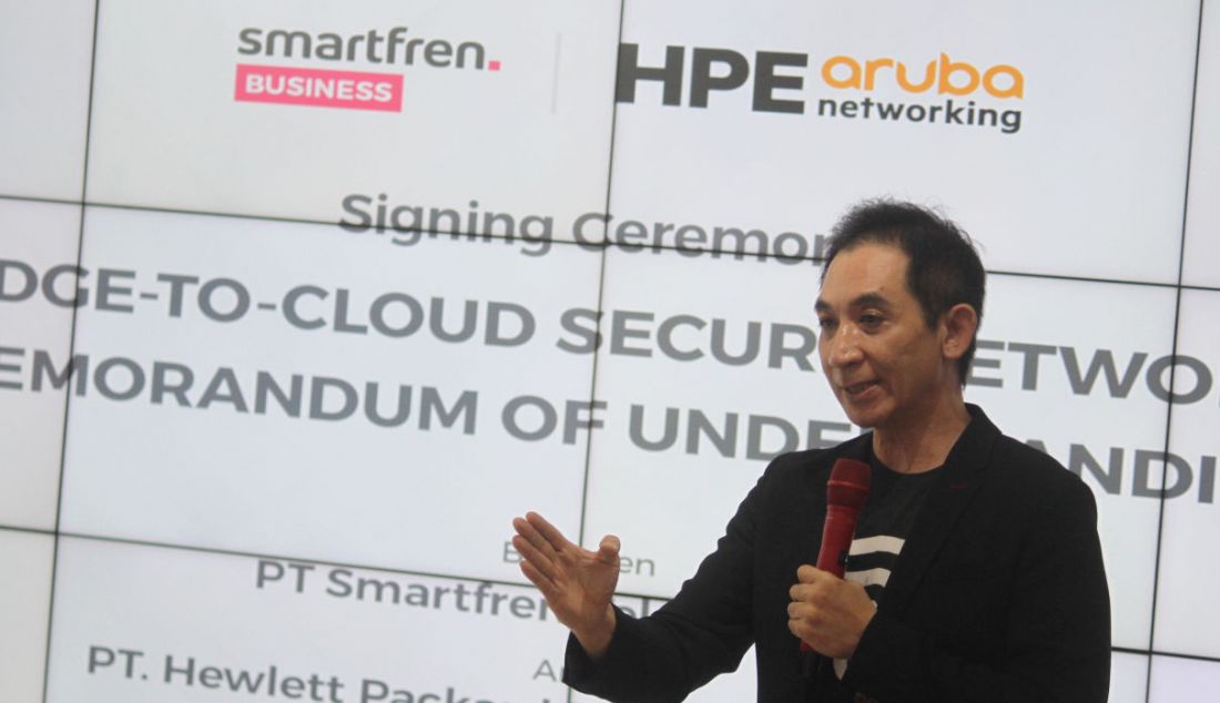 Country Manager Aruba Indonesia Robert Suryakusuma saat perjanjian kerja sama untuk menghadirkan solusi SMARTCONNECT yang merupakan layanan pengelola sistem konektivitas serba ada, Jakarta, Rabu (15/3). Solusi ini disertai SD-WAN dan Wi-Fi dengan pengelolaan yang menerapkan sistem keamanan terdepan dari Aruba. - JPNN.com