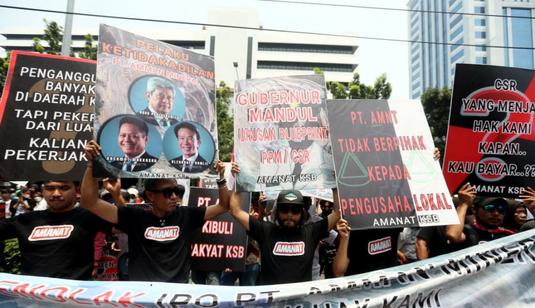 Massa dari Aliansi Masyarakat Anti-Mafia Tambang berunjuk rasa di depan gedung Otoritas Jasa Keuangan (OJK), Jakarta, Senin (20/3). - JPNN.com