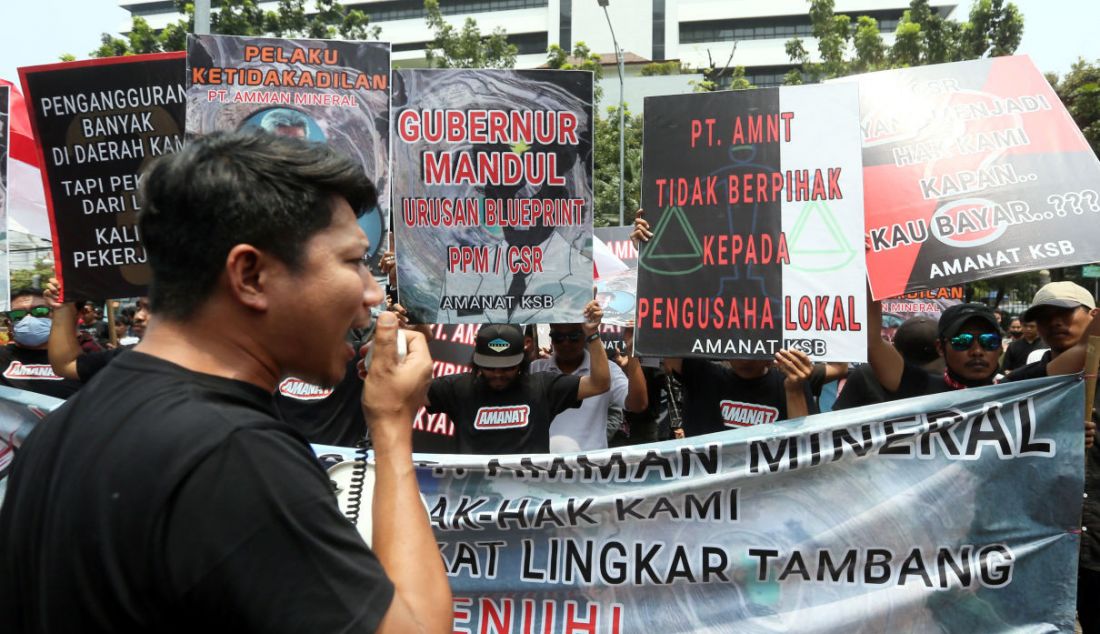 Massa dari Aliansi Masyarakat Anti-Mafia Tambang melakukan unjuk rasa di depan gedung Otoritas Jasa Keuangan (OJK), Jakarta, Senin (20/3). - JPNN.com