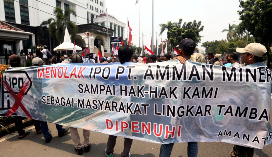 Massa dari Aliansi Masyarakat Anti-Mafia Tambang melakukan unjuk rasa di depan gedung Otoritas Jasa Keuangan (OJK), Jakarta, Senin (20/3). - JPNN.com