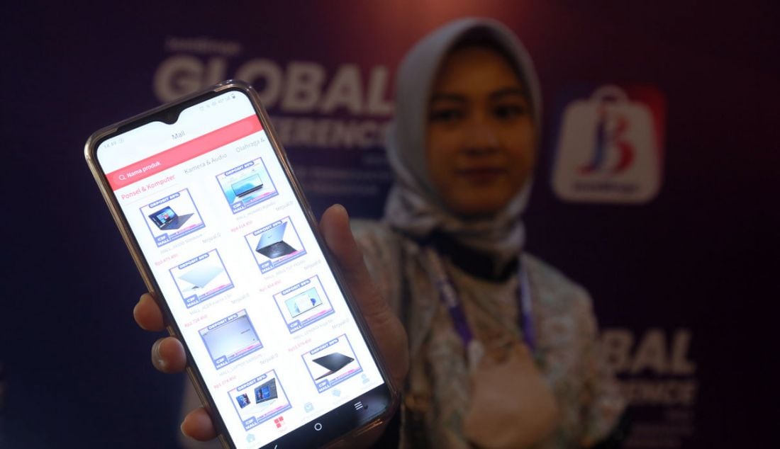 Model saat menunjukan aplikasi Jombingo saat peluncuran platform E-commerce Jombingo Global Conference 2023, Jakarta, Minggu (26/3). Platform e-commerce sosial terbaru menghadirkan kemudahan belanja barang-barang dengan harga terjangkau dan menawarkan pengalaman belanja yang menarik bagi semua pengguna. - JPNN.com