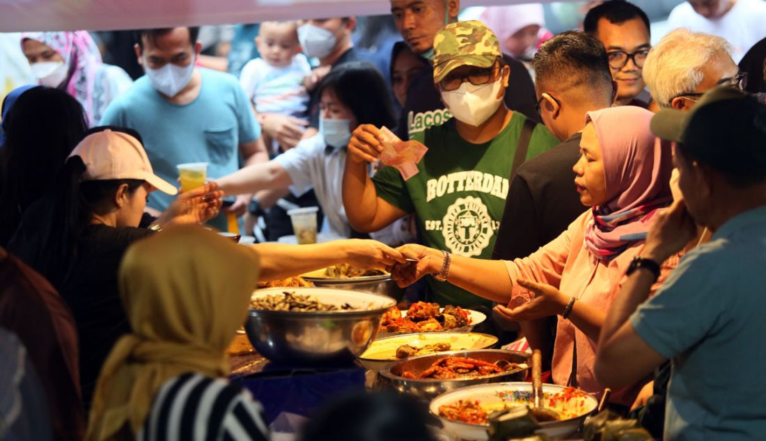 Sejumlah pengunjung membeli jajanan berbuka puasa yang dijual pedagang di Bazzar Takjil Ramadhan Benhil, Jakarta, Minggu (26/3). Pasar tersebut menjadi salah satu pilihan warga setempat untuk membeli makanan dan minuman untuk berbuka puasa. - JPNN.com