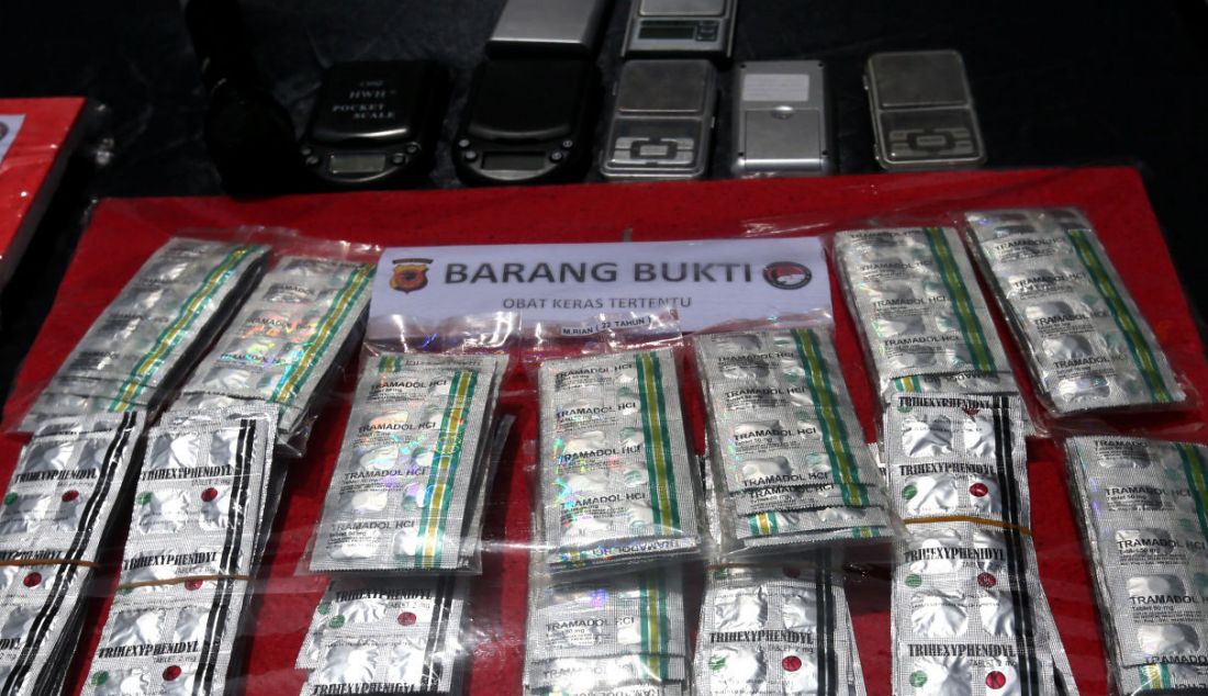 Polresta Bogor Kota mengamankan 21 tersangka dan sejumlah barang bukti berupa sabu-sabu beratnya berjumlah 39,29 gram, ganja 47,34 gram, tembakau sintesis 17,47 gram dan obat keras sebanyak 1993 butir. - JPNN.com