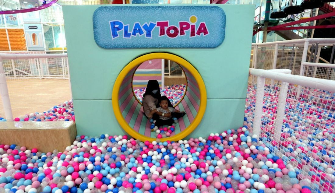 Pengunjung saat bermain indoor playground Playtopia di pusat perbelanjaan Lippo Mall Puri 1 lantai 2, Jakarta Barat, Kamis (30/3). Playtopia menawarkan area bermain yang luas, bersih dan nyaman dengan hampir 20 jenis permainan untuk anak usia 1 hingga 12 tahun. - JPNN.com