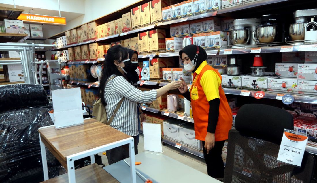 Pengunjung saat melihat koleksi furnitur seusai grand opening Scandia Store di mal Margo City, Depok, Jawa Barat, Sabtu (1/4). Scandia Store melengkapi furnitur rumah bergaya Scandinavian yang sedang digemari masyarakat Indonesia karena punya kesan yang simpel dan tetap homy. - JPNN.com