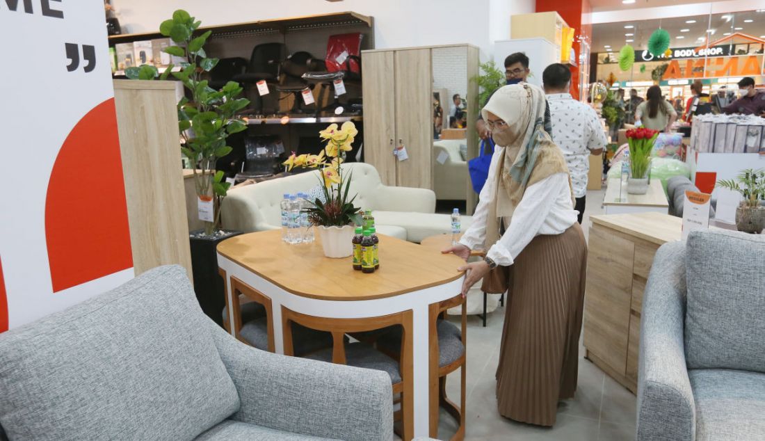 Pengunjung saat melihat koleksi furnitur seusai grand opening Scandia Store di mal Margo City, Depok, Jawa Barat, Sabtu (1/4). Scandia Store melengkapi furnitur rumah bergaya Scandinavian yang sedang digemari masyarakat Indonesia karena punya kesan yang simpel dan tetap homy. - JPNN.com