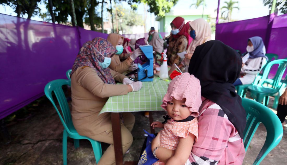 Bidan memberikan vaksin polio kepada balita di Posyandu Taman RW 021 Perum Pura Bojonggede, Tajur Halang, Kabupaten Bogor, Senin (3/4). Pemerintah Provinsi Jawa Barat melaksanakan vaksinasi polio untuk anak usia 0-59 bulan secara serentak mulai 3 April 2023. Vaksinasi polio ini dilaksanakan dalam dua tahap, pertama mulai 3-15 April 2023 dan tahap kedua selama 15-27 Mei 2023. - JPNN.com