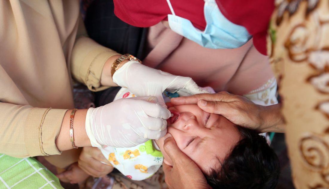 Bidan memberikan vaksin polio kepada balita di Posyandu Taman RW 021 Perum Pura Bojonggede, Tajur Halang, Kabupaten Bogor, Senin (3/4). Pemerintah Provinsi Jawa Barat melaksanakan vaksinasi polio untuk anak usia 0-59 bulan secara serentak mulai 3 April 2023. Vaksinasi polio ini dilaksanakan dalam dua tahap, pertama mulai 3-15 April 2023 dan tahap kedua selama 15-27 Mei 2023. - JPNN.com