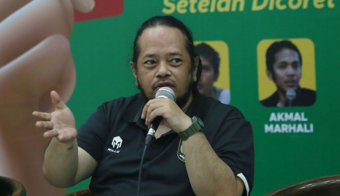Paguyuban Suporter Timnas Indonesia Ignatius Indro menjadi pembicara pada diskusi Bayang-bayang Sanksi FIFA dan Batalnya Indonedia Jadi Tuan Rumah Puala Dunia U-20 di Kantor DPP PKB, Jakarta, Senin (3/4). - JPNN.com